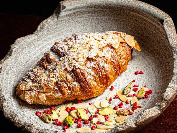 Гости рестопаб - Миндальный круассан