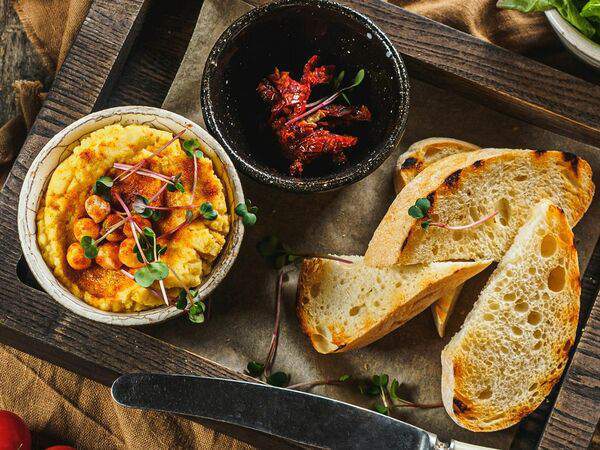 La Famiglia - Хумус с вяленными томатами