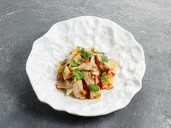 Jager Meet to Eat - Тёплый салат с куриным бедром и хрустящим баклажаном