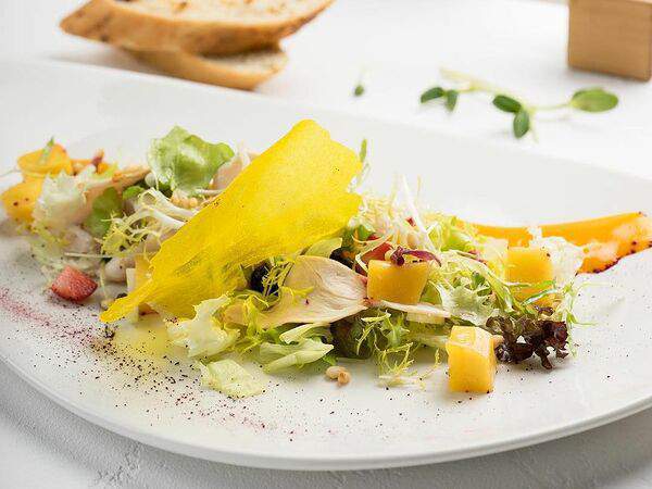 Leto-cafe - Салат с куриной грудкой Су-вид и манговым соусом