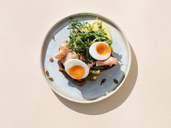 Гнездо - Тост с лососем и спаржей