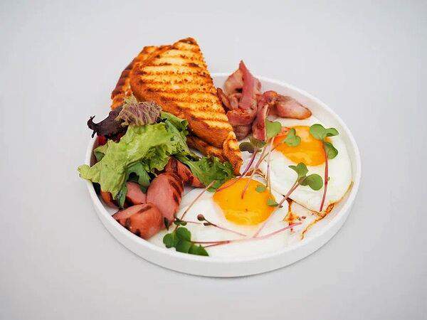 Coffeeline - кофе и еда - Яичница-глазунья с беконом и бэйби-сосисками