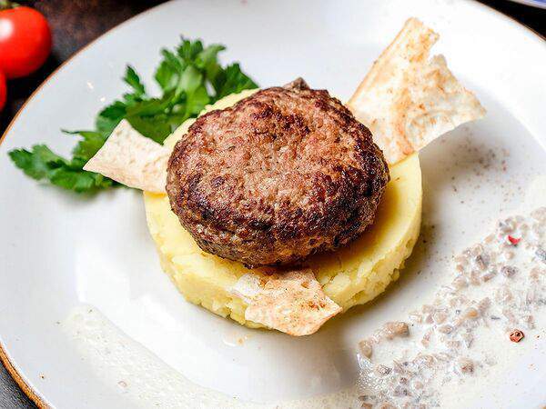 Бакладжан - Бифштекс рубленный с картофельным пюре