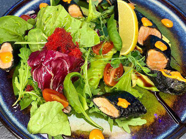 На крючке - Салат со стейком из лосося в листьях нори