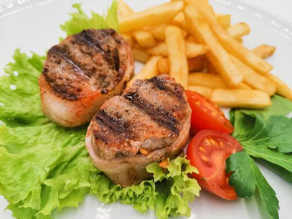 Роллбери - Свиная вырезка в беконе с картофелем фри