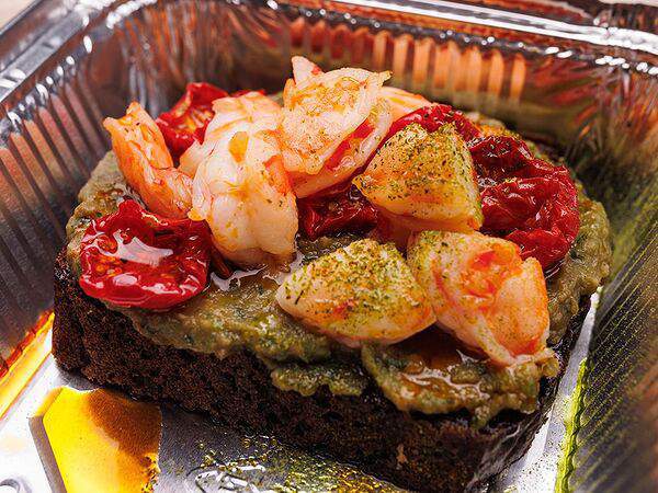 Завтрак - Тост с креветками и гуакамоле