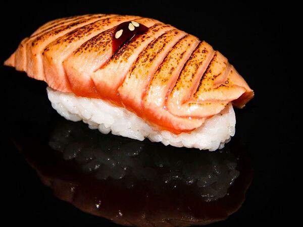 Pelican - Суши - нигири с опалённым лососем