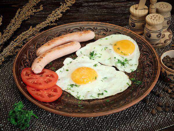 Батька блин - Глазунья из двух яиц с сосисками