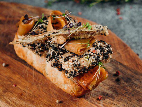 Мясо и вино - Брускетта с цыплёнком, маринованным в соусе унаги-чили с кунжутом