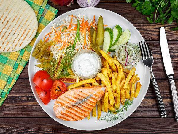 Шахерезада - Шах-гриль стейк из форели на тарелке