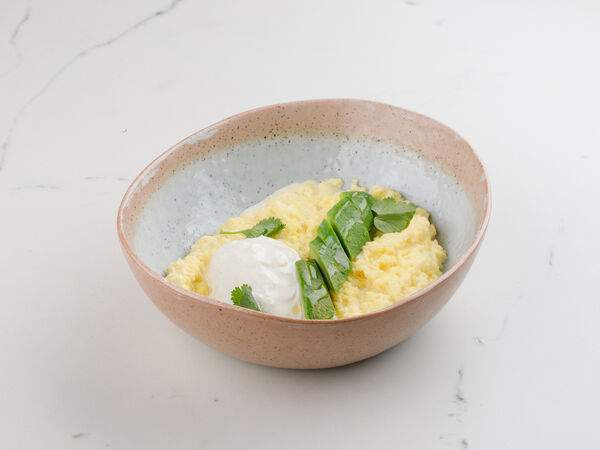 Гаврош - Скрамбл с авокадо и сыром страчателла