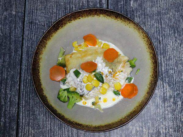 Bretzel - Судак с картофельным пюре, овощами и соусом Морне