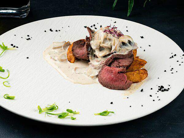 Catch - Ростбиф с грибным жульеном и картофелем