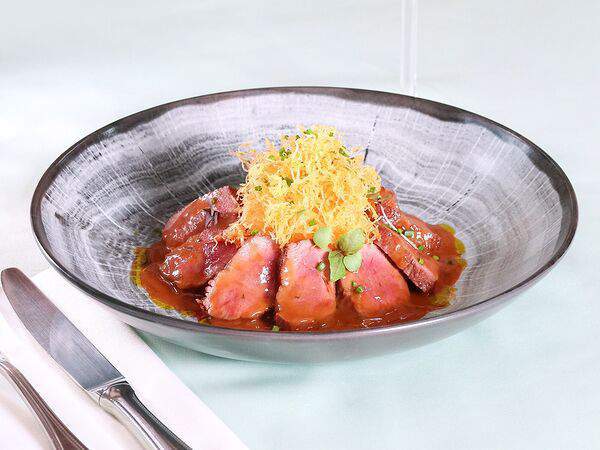 Dolce Vita - Седло ягнёнка с мясным соусом и пюре из сельдерея