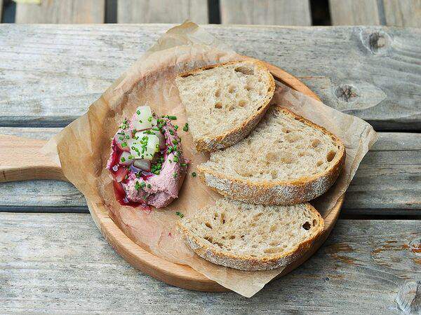 Zoom cafe - Паштет из куриной печени с соусом из чёрной смородины и домашним хлебом