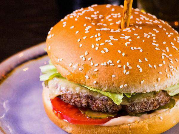 Friends Gastrobar - Бургер с бифштексом из мраморной говядины Классик