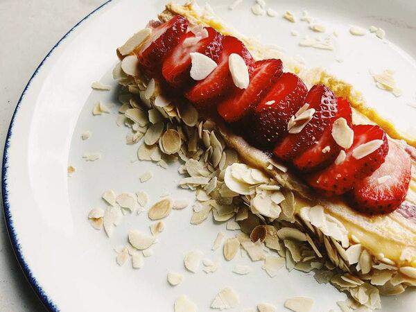 Lilu kitchen - Миндальный торт с клубникой