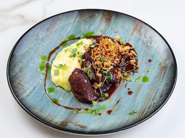 Holy place - Щека теленка с картофелем и винным соусом