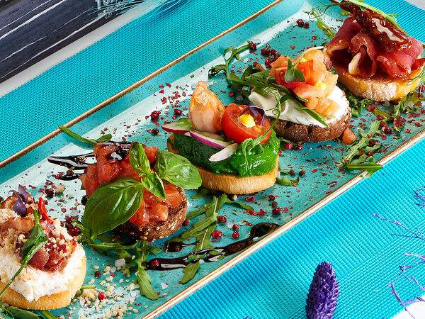 Toplivo - Брускетты с форелью шеф посола и сливочным сыром