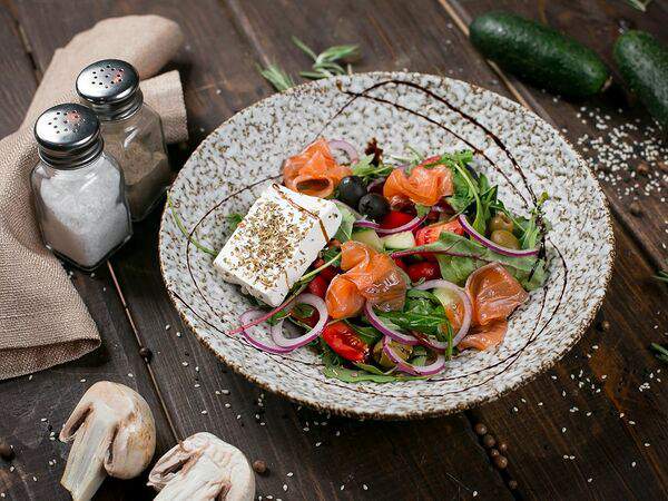 Barzini - Греческий салат с лососем