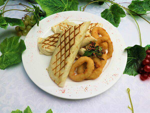 Вечная пятница - Кесадилья с курицей и луковыми кольцами