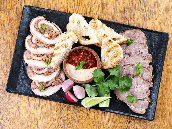 Бумбараш - Куриный рулет и буженина с пикантным соусом