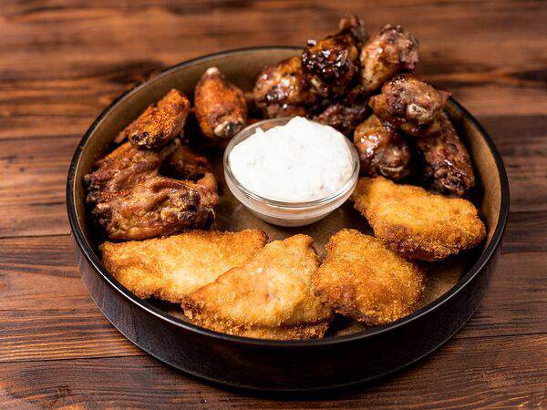 Трактир Колесо на Спасской - Тарелка крыльев и наггетсов к пиву