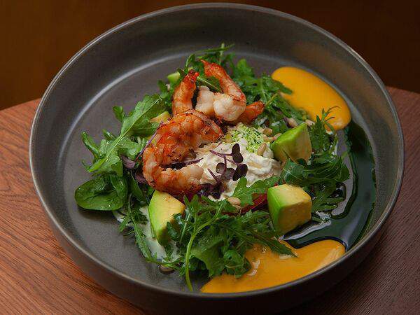 Koza Bistro - Салат руккола с креветками и сыром Страчателла