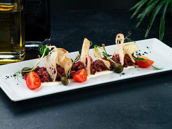 Catch - Тартар из говядины с трюфельным маслом, кремом из пармезана и хрустящими чипсами