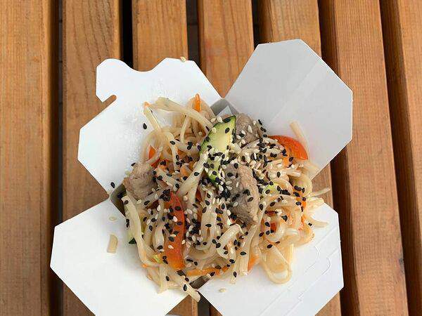 Ostrowok Азии - Суп Азиатский с лапшой и Wok лапша Удон со свининой в кисло-сладком соусе