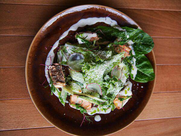 Birch - Салат с подкопчённым лососем, обжаренным картофелем и сметаной