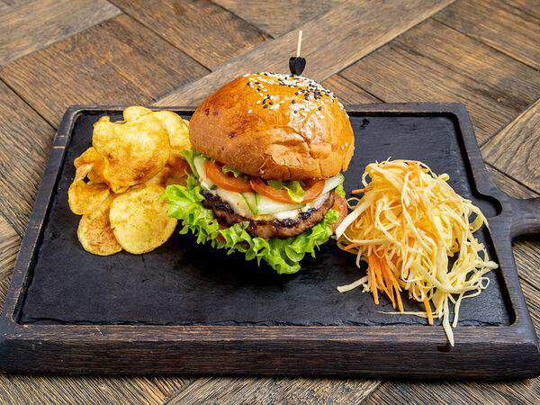 Braubauer - Бургер с говяжьей котлетой