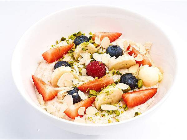 Udcкафе Upside Down Cake - Овсяная каша с сезонными ягодами на молоке