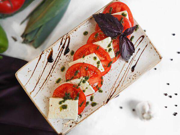 Вилла Подлипки - Салат Капрезе с сулугуни