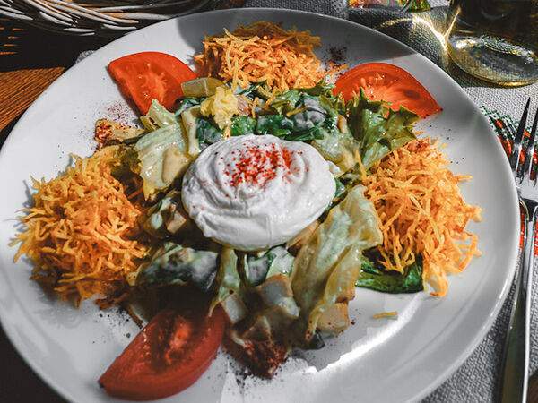 Шинок Лапти - Салат с куриной грудкой и хрустящим картофелем