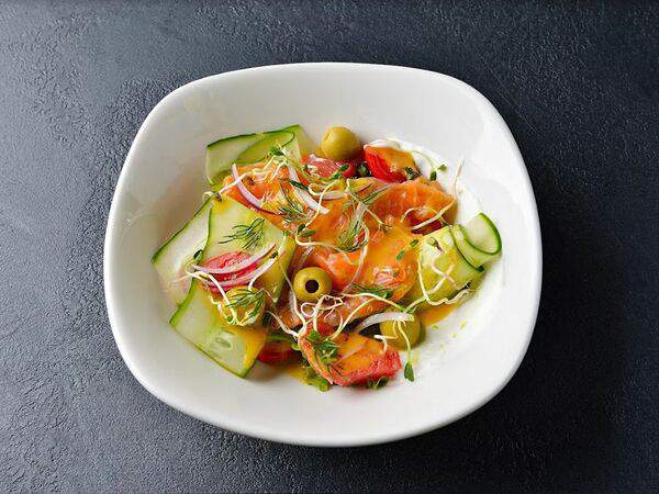 Ресторан Чеснок - Салат со слабосолёной семгой, мякотью грейпфрута и трюфельным кремом