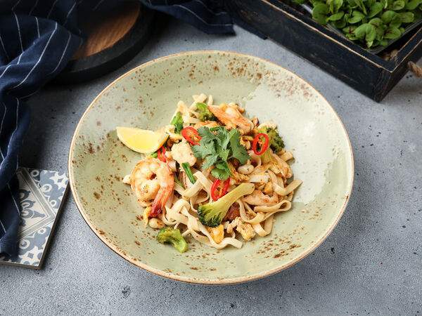 Бургерная №1 - Паста Пад тай с тигровыми креветками, курицей и арахисом