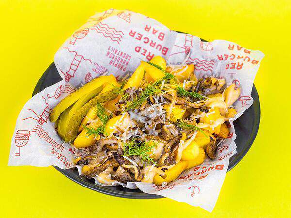 Red Burger Bar - Картофель с грибами, солёным огурцом и сыром пармезаном