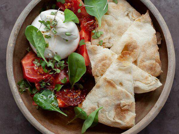 Китчен - Буррата с лёгким салатом из томатов