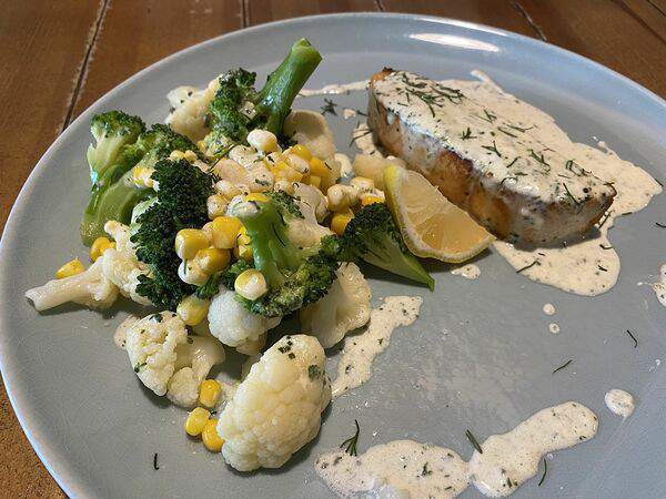 Полли - Стейк из лосося с цветной капустой и белым соусом
