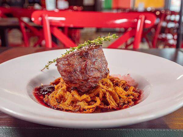 Hosper Hops Pub - Стейк с английским винным соусом