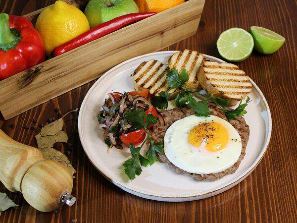 Green street - Бифштекс с яйцом и пряными томатами