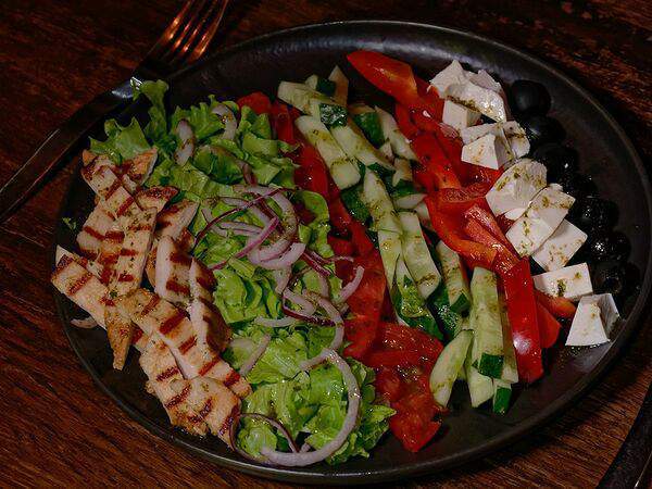 Harley Bar & Grill - Греческий салат с индейкой