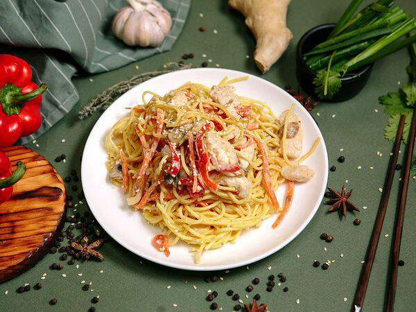 МамАзия - Яичная лапша с куриным филе в сливочно-чесночном соусе