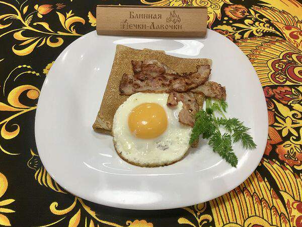 Блинная Печки-Лавочки - Блин с беконом и яйцом