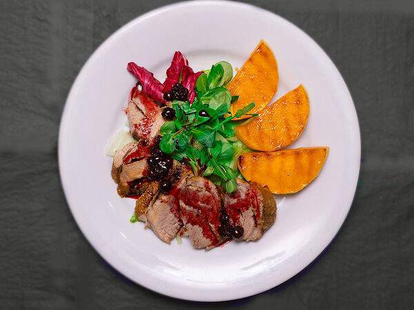 Акватория - Утиная грудка, запеченная с тыквой в ягодном соусе