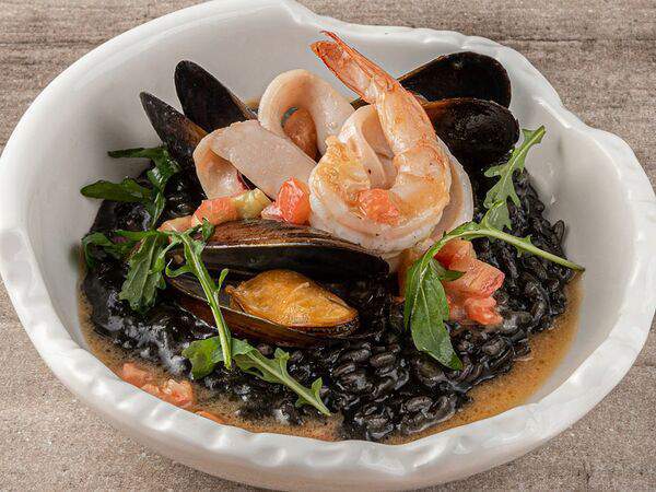 Веранда - Ризотто с морепродуктами и чернилами каракатицы