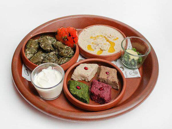 Пиросмани - Блюдо с кавказскими закусками