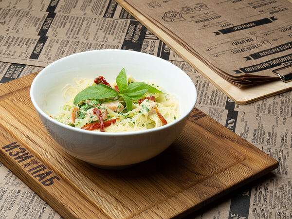 Изи Паб - Феттуччине с лососем и шпинатом