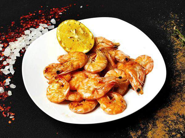 Всем Своим - Обжаренные королевские креветки с чесноком и пряными травами